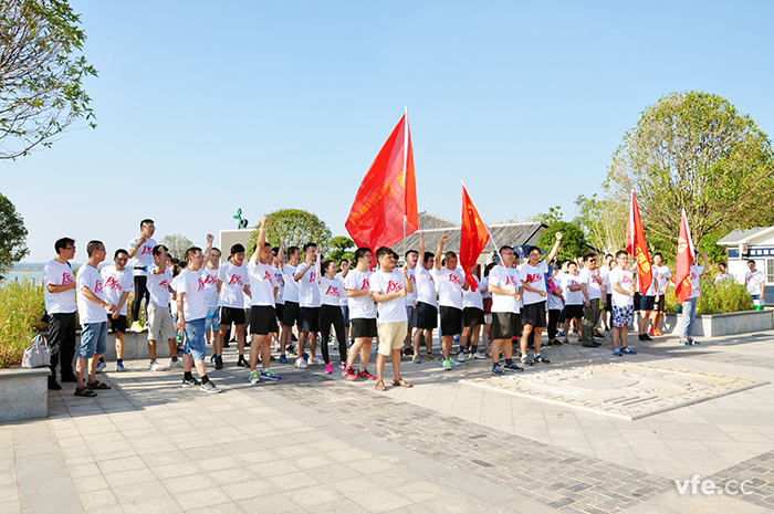 湖南銀河電氣全體員工匯聚在松雅湖濕地公園零點(diǎn)界碑處